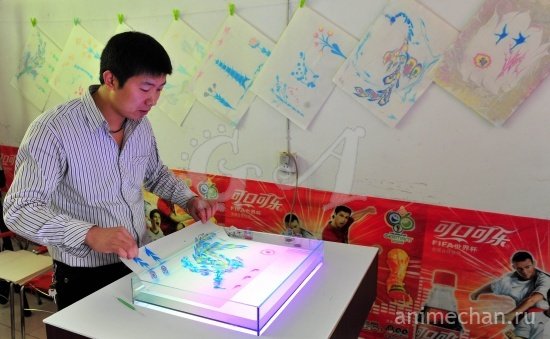 Китайский художник рисует картины на воде