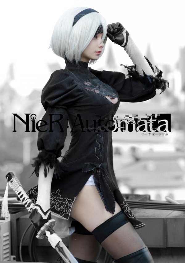 Cosplay battle: 2B or not 2B?!