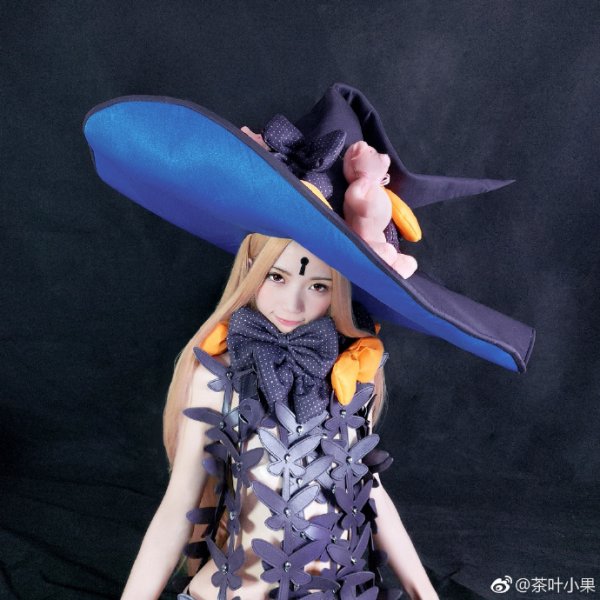 Abigail Williams Cosplay by Chaye Xiao Guo