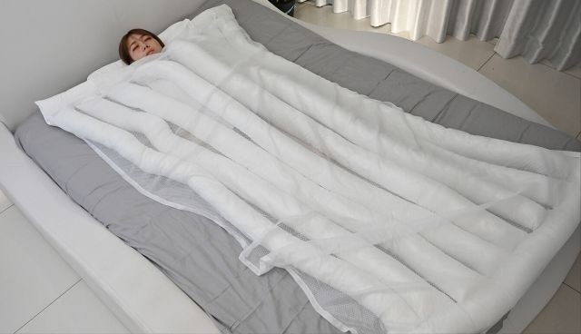 В Японии придумали одеяло-щупальца