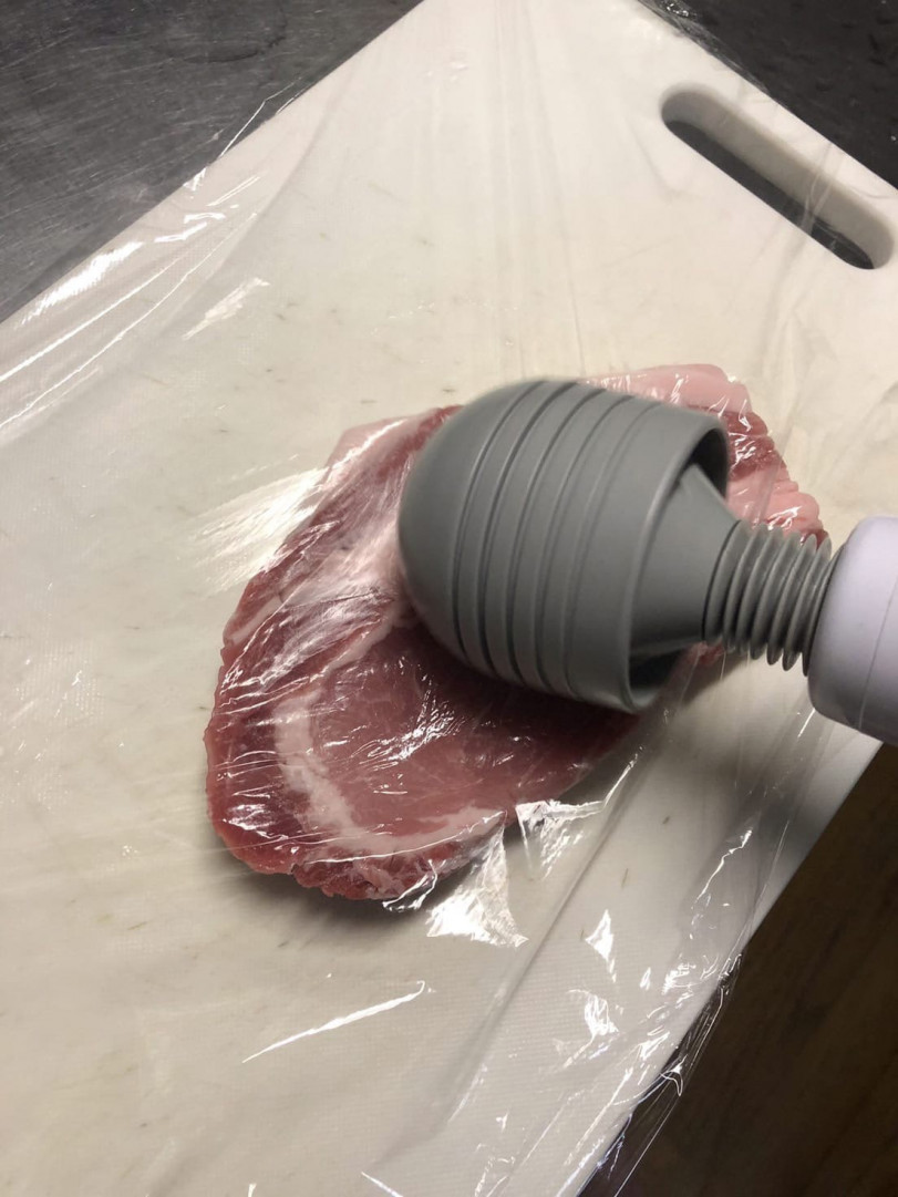 Из твиттера японца: "Восхитительно! С помощью этого «устройства» мясо стало мягче и нежнее!"