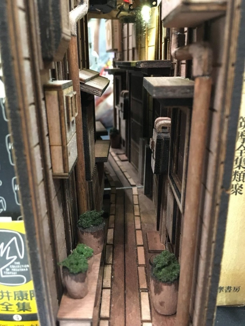 Интересные книгодержатели в виде мини переулков Токио