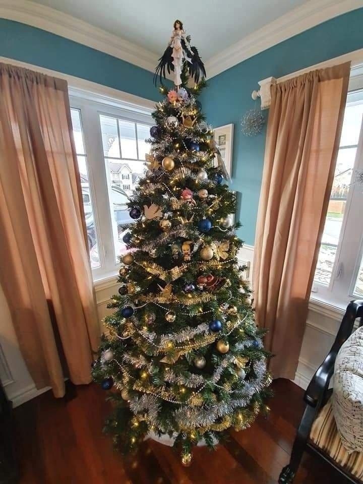 У каждого анимешника должна быть такая ёлка